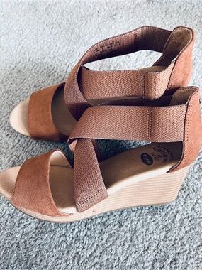 Dr. Scholl's Tan Suede Elastic Crossover Wedge Sandals